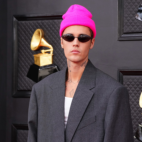 Justin Bieber wearing a bright pink hat at the Grammy Awards