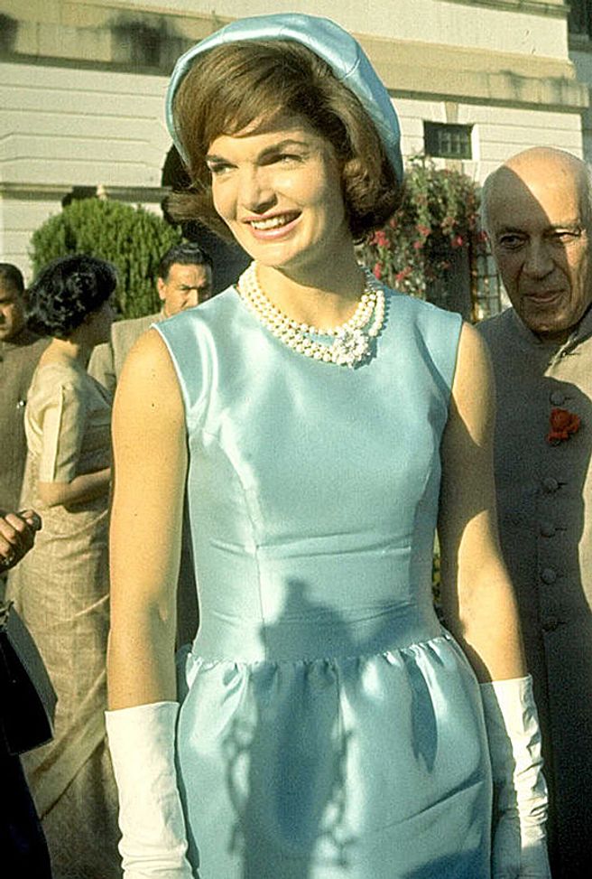 8 Times Jackie O and Queen Elizabeth Shared the Same Iconic Style - Slice