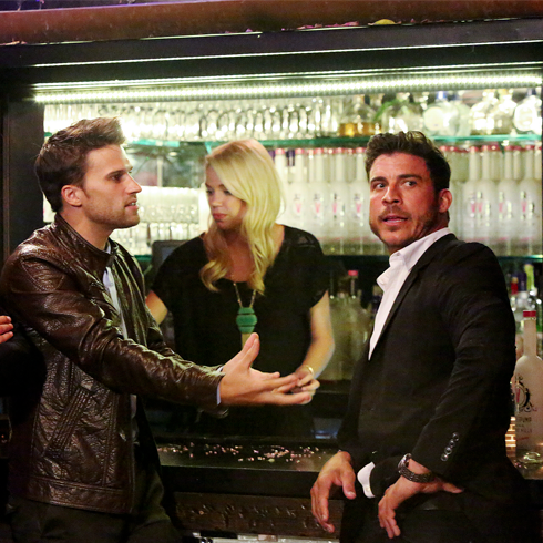 Tom Schwartz calming down a stressed out Jax Taylor at the bar