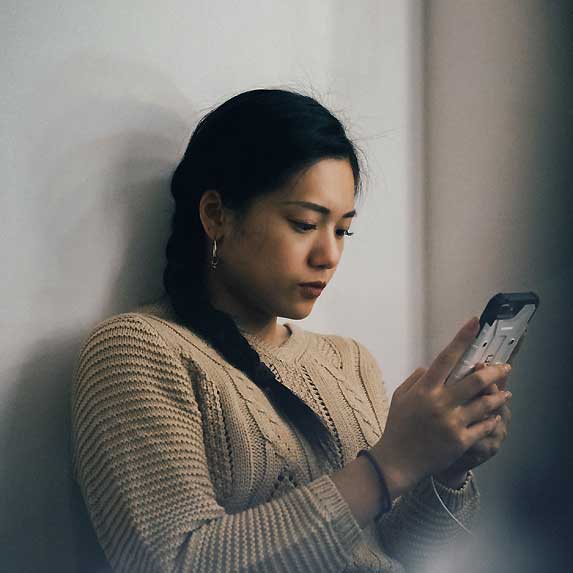 woman-texting
