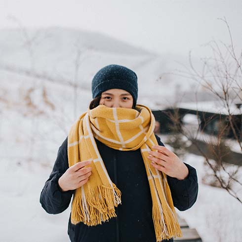 Young woman wearing a toque and scarf
