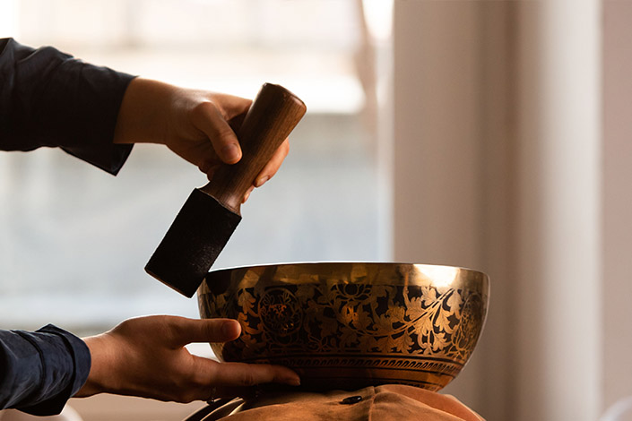Person playing the singing bowl