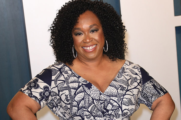 Shonda Rhimes attends the 2020 Vanity Fair Oscar Party at Wallis Annenberg Center for the Performing Arts on February 09, 2020 in Beverly Hills, California. 