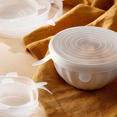 Beige bowls with silicone covers