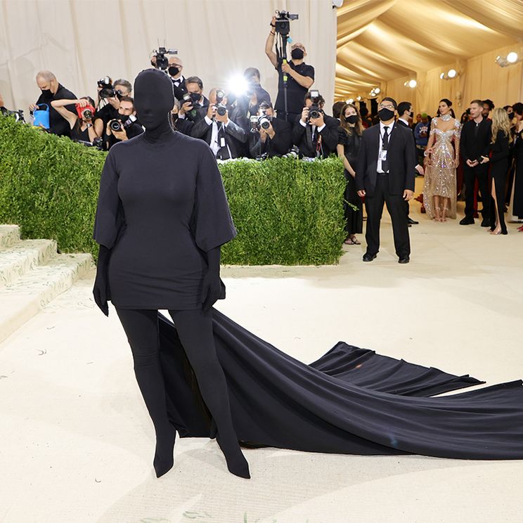 The Funniest Memes About Kim Kardashian's Met Gala Outfit Slice