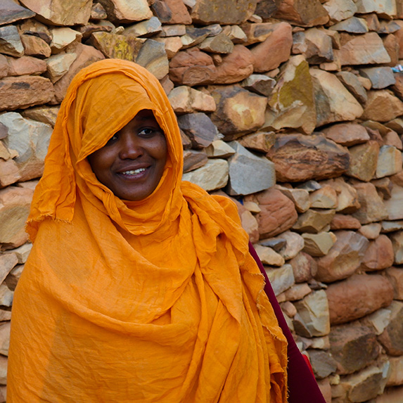 Portrait of mauritanian woman in national dress Melhfa in Chinguetti, Mauritania