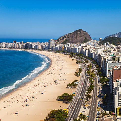 Vista aérea de la playa de Copacabana en Río de Janeiro.  - foto de stock