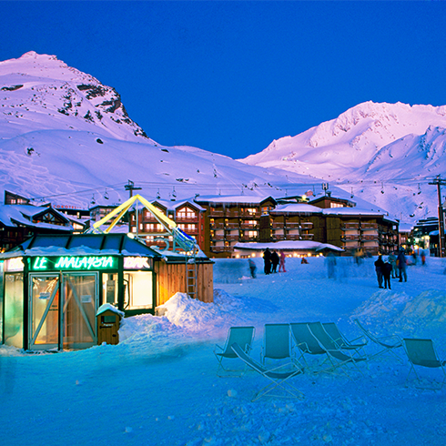 Val Thorens ski resort in the Alps at night, France - Fotografía de stock