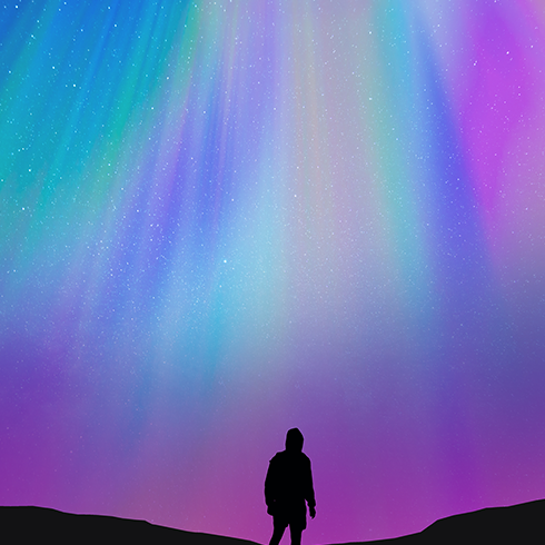 Silueta de un tipo con la hermosa y colorida aurora boreal cayendo del cielo en Islandia con una luz clara y agradable con el cielo lleno de estrellas.  Auroras boreales.  - foto de stock