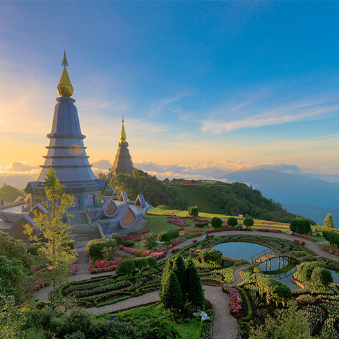 Paisaje de dos pagodas en la cima de la montaña Inthanon, Chiang Mai, Tailandia.  - foto de stock