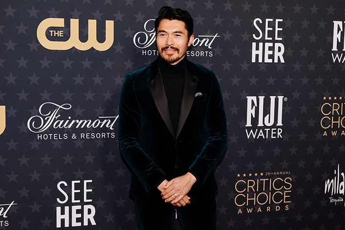 Henry Golding in a deep blue velvet suit at the Critics Choice Awards