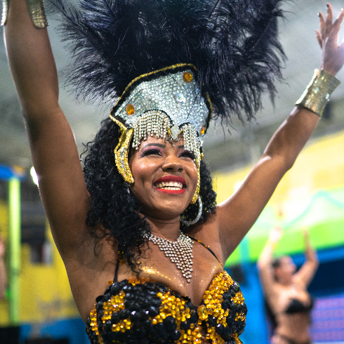 Une femme célèbre le carnaval de Rio de Janeiro, Brésil