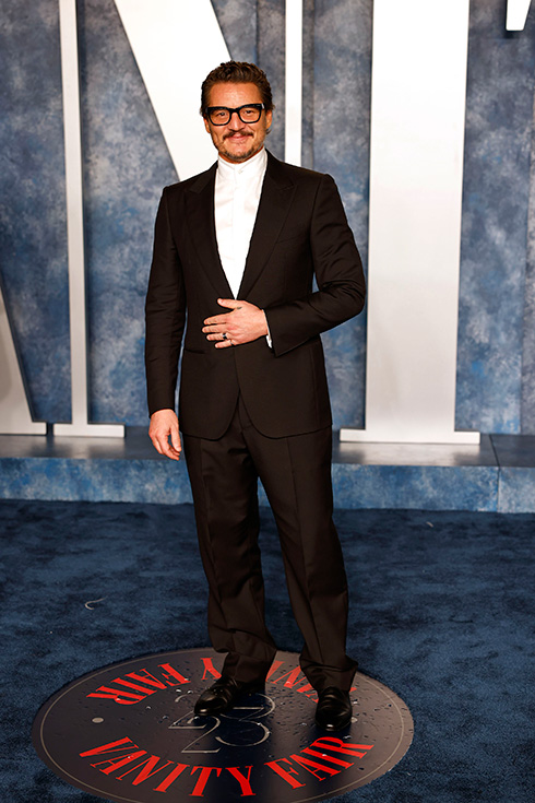 Pedro Pascal in a suit on the Oscars 2023 red carpet